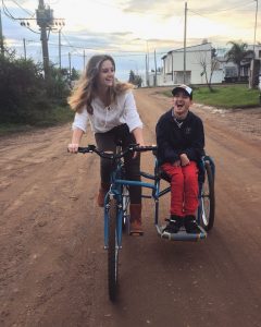 Escuela técnica de Corrientes diseña bicicleta adaptada para joven con discapacidad